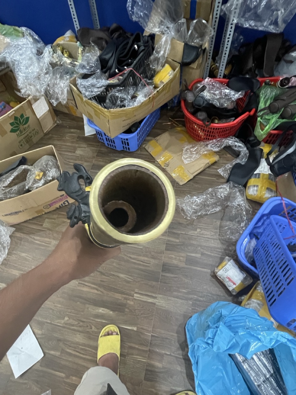 Lòng ống thân cây quế nguyên khối nhìn từ miệng ngậm bọc đồng